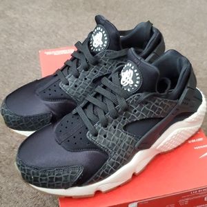 Nike Womens AIR Huarache Run Size 8